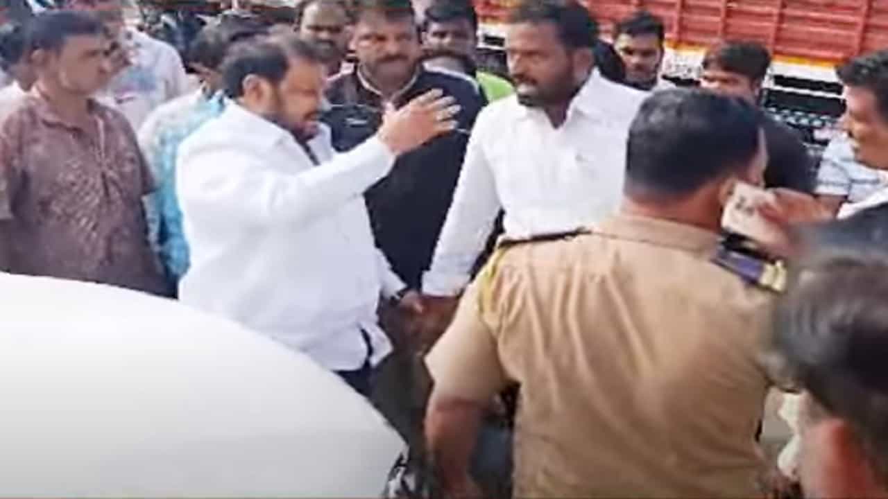 शहाजी बापू यांची मराठा आंदोलकांनी का अडवली गाडी? अन् चालकांवर केला मोठा आरोप शहाजी बापू यांची मराठा आंदोलकांनी का अडवली गाडी? अन् चालकांवर केला मोठा आरोप