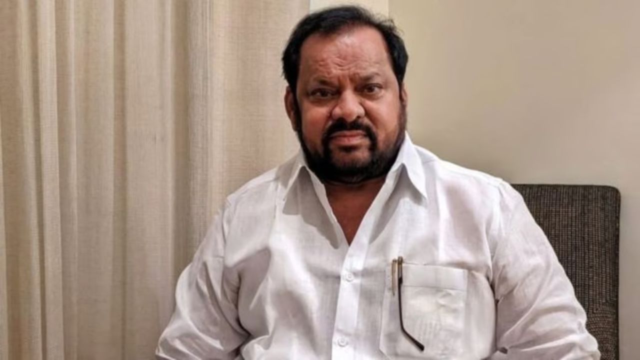 मराठा कार्यकर्त्यांनी शहाजी बापूंची गाडी अडवली, वाहनचालकाला शिवीगाळ मराठा कार्यकर्त्यांनी शहाजी बापूंची गाडी अडवली, वाहनचालकाला शिवीगाळ