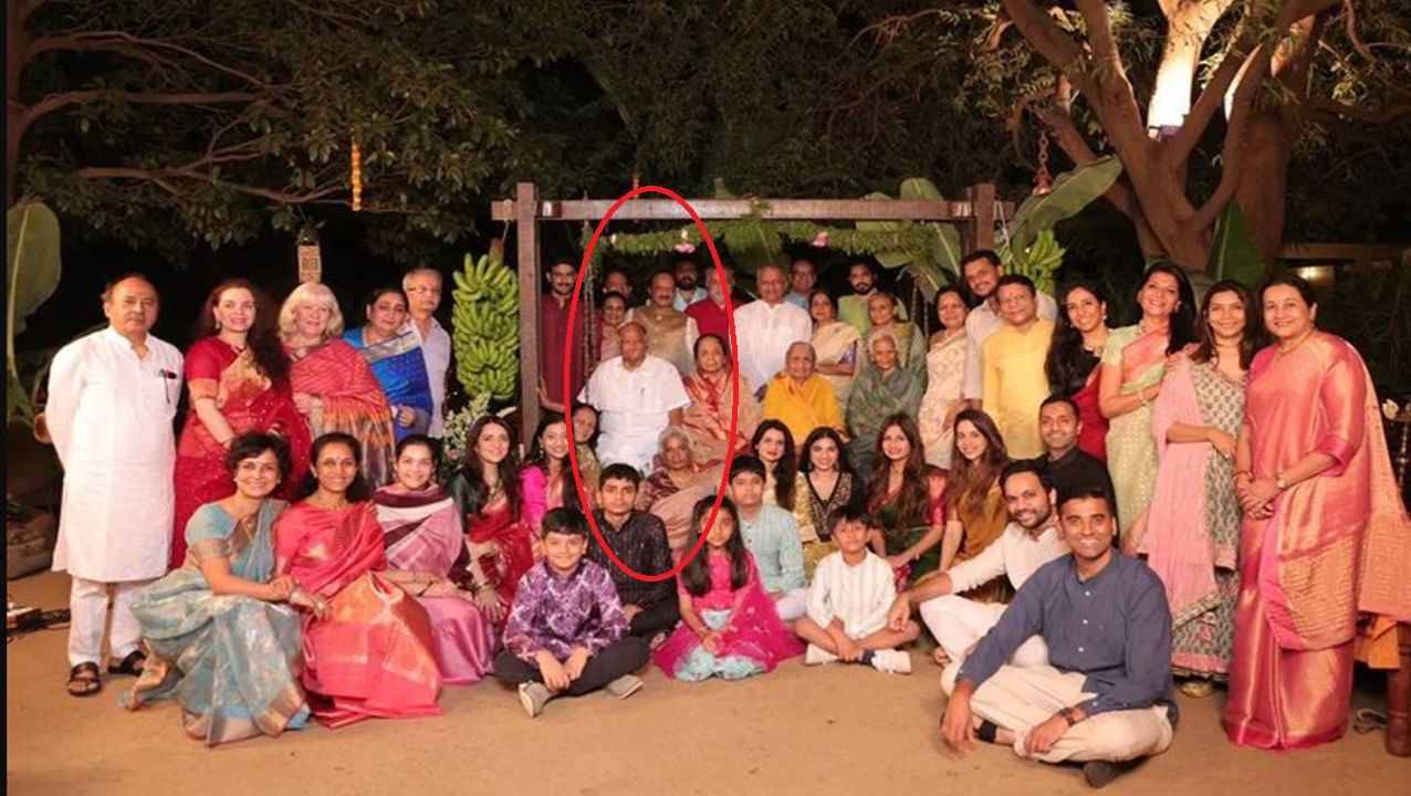सस्पेन्स संपला, शरद पवार आणि अजित पवार एकाच फ्रेममध्ये, पवार कुटुंबियांचं एकत्र सेलिब्रेशन सस्पेन्स संपला, शरद पवार आणि अजित पवार एकाच फ्रेममध्ये, पवार कुटुंबियांचं एकत्र सेलिब्रेशन