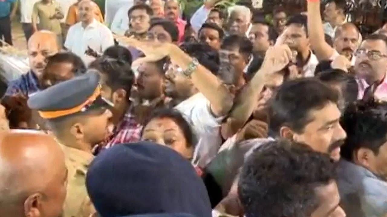 बाळासाहेब ठाकरेंच्या स्मृतीस्थळाजवळ राडा प्रकरण, ठाकरे गट विभागप्रमुख महेश सावंत यांची चौकशी बाळासाहेब ठाकरेंच्या स्मृतीस्थळाजवळ राडा प्रकरण, ठाकरे गट विभागप्रमुख महेश सावंत यांची चौकशी