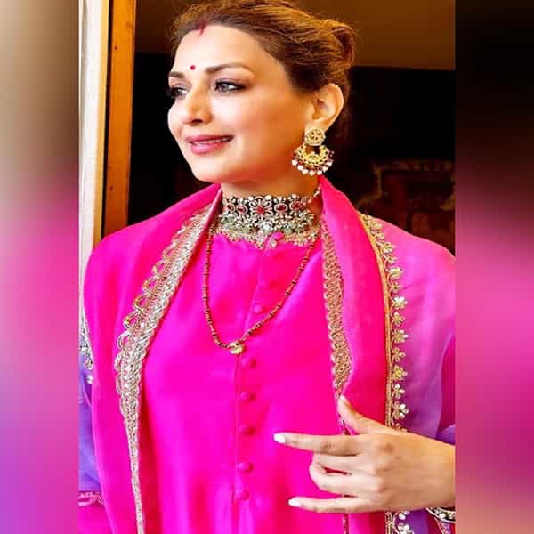 'हम साथ साथ हैं', 'दिलजले', 'मुरारी', 'कल हो ना हो', 'मेजर सहाब' यांसारख्या अनेक सिनेमांमध्ये महत्त्वाची भूमिका साकारत अभिनेत्री सोनाली बेंद्रे (sonali bendre) हिने चाहच्यांच्या मनावर राज्य केलं.