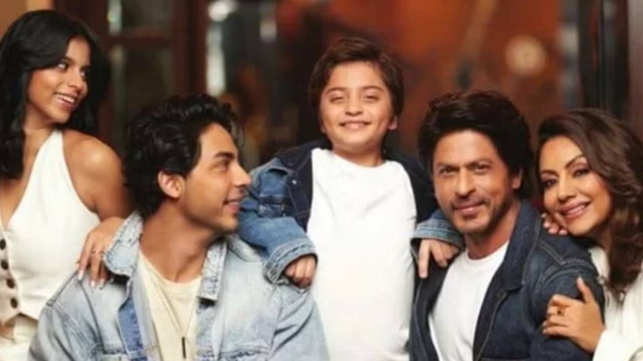 एवढंच नव्हे तर शाहरुख खानच्या फॅन पेजवर त्याचे काही फॅमिली फोटोही शेअर करण्यात आले आहेत. हे फोटो सोशल मीडियावर चांगलेच व्हायरल झाले आहेत. शाहरुखचे चाहते फोटोंवर कमेंट करून प्रेम व्यक्त करत आहेत. एका यूजरने लिहिले की, 'जगातील नंबर 1 फॅमिली'. आणखी एका यूजरने लिहिले की, 'पठाण परिवार... त्यांची गोष्ट वेगळी..'
