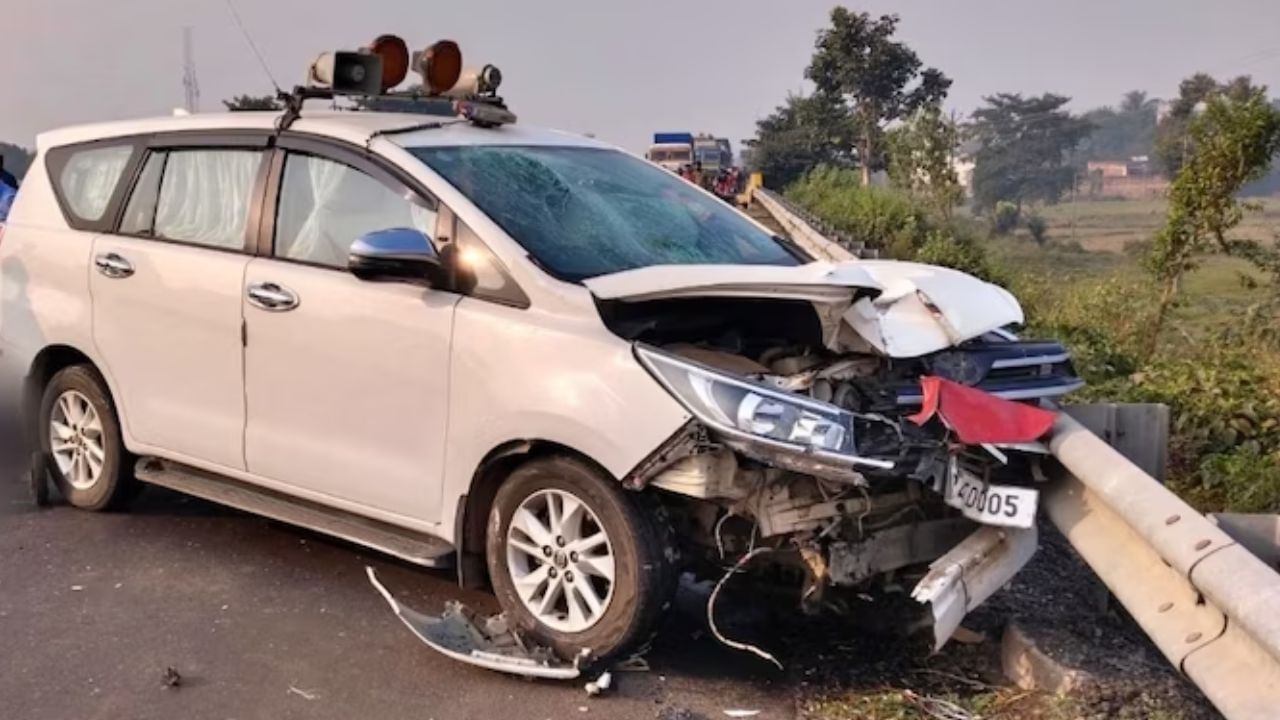 जिल्हाधिकाऱ्यांची कार सुस्साट, तिघांना उडवले, रस्त्यावर दिसले भयानक दृश्य जिल्हाधिकाऱ्यांची कार सुस्साट, तिघांना उडवले, रस्त्यावर दिसले भयानक दृश्य