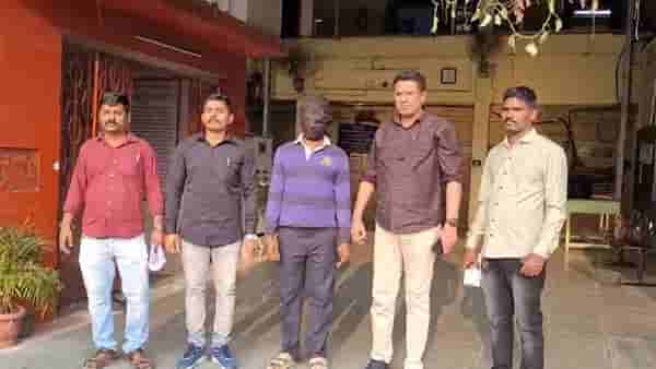 Titwala Crime : रेल्वे ट्रॅकवरून चालत घरी जाणाऱ्या महिलेवर अत्याचार, नराधमाला पोलिसांनी ठोकल्या बेड्या