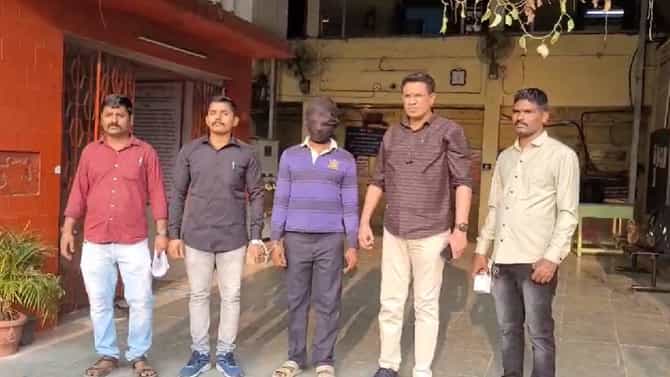 Titwala Crime : रेल्वे ट्रॅकवरून चालत घरी जाणाऱ्या महिलेवर अत्याचार, नराधमाला पोलिसांनी ठोकल्या बेड्या
