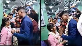 Viral Video : त्याने चक्क ट्रेनमध्येच लग्न लावलं, प्रवासी बनले वऱ्हाडी Viral Video : त्याने चक्क ट्रेनमध्येच लग्न लावलं, प्रवासी बनले वऱ्हाडी