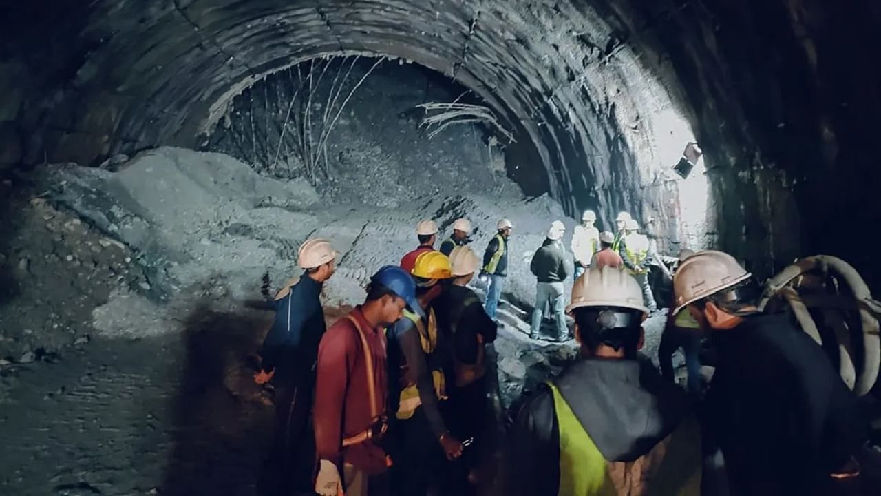 उत्तरकाशीतील बोगद्यात 4 दिवसांपासून 40 मजूरांचा जीवनाशी संघर्ष सुरुच, दिल्ली मेट्रो, नॉर्वे आणि थायलंडच्या तज्ज्ञांची मदत मागविली