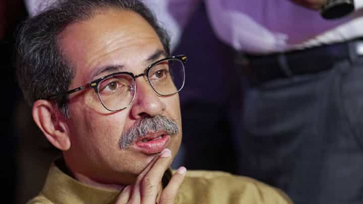उद्धव ठाकरे यांच्या डोक्यावर परिणाम, त्यांना उपचारांची गरज, कुणाची जिव्हारी लागणारी टीका? उद्धव ठाकरे यांच्या डोक्यावर परिणाम, त्यांना उपचारांची गरज, कुणाची जिव्हारी लागणारी टीका?