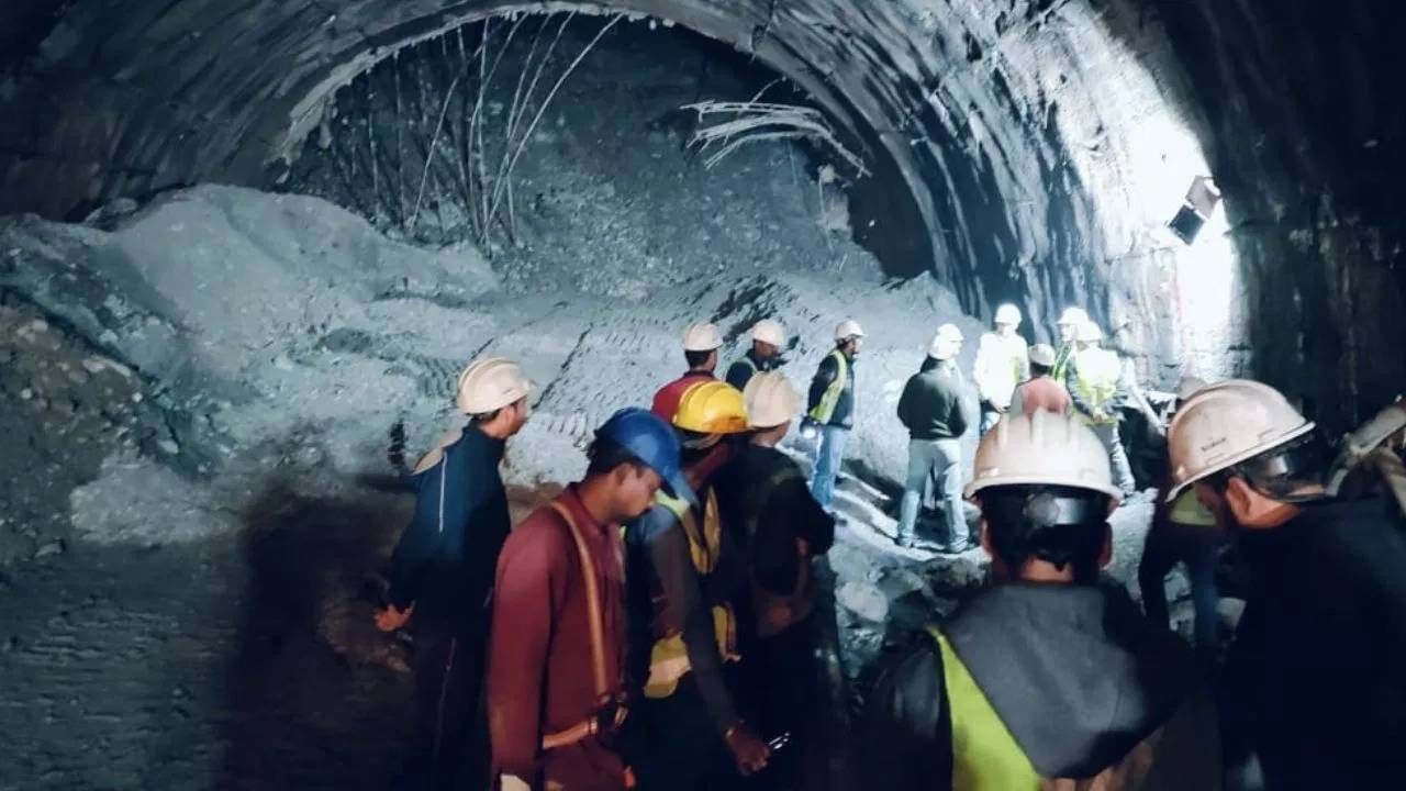 Uttarkashi Tunnel Collapse : उत्तरकाशीत मोठी दुर्घटना, बोगद्याचा भाग कोसळला अन् ५० ते ६० मजूर अडकले