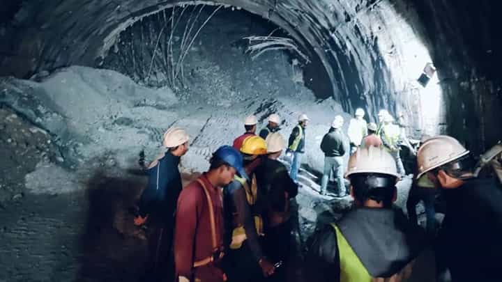 Uttarkashi Tunnel Collapse : उत्तरकाशीत मोठी दुर्घटना, बोगद्याचा भाग कोसळला अन् ५० ते ६० मजूर अडकले Uttarkashi Tunnel Collapse : उत्तरकाशीत मोठी दुर्घटना, बोगद्याचा भाग कोसळला अन् ५० ते ६० मजूर अडकले