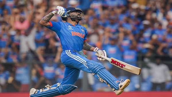 टीम इंडियाने साखळी फेरीनंतर सेमी फायलनमध्येही विजयी घोडदौड कायम ठेवत 12 वर्षांनी वर्ल्ड कप फायनलमध्ये धडक मारली आहे. टीम इंडियाने सेमी फायनलमध्ये न्यूझीलंडचा धुव्वा उडवला.