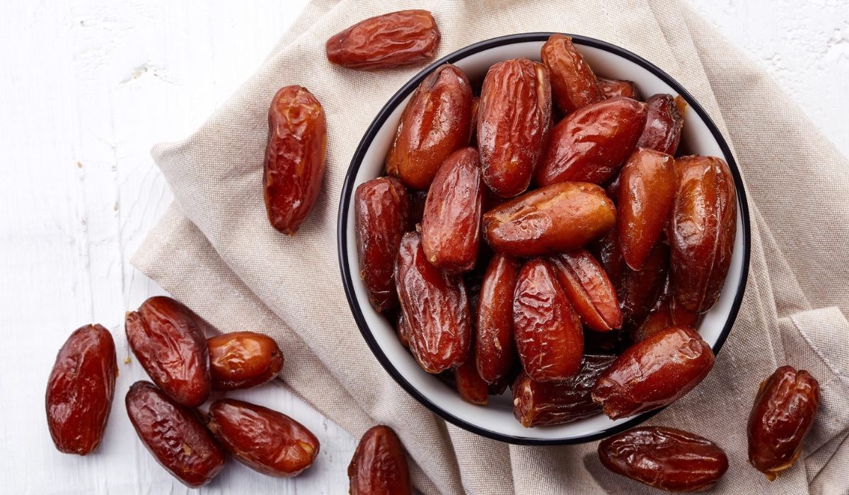 benefits of soaked dates: दमा ते अशक्तपणा ! थंडीत उपाशीपोटी खजूर खाण्याचे फायदे benefits of soaked dates: दमा ते अशक्तपणा ! थंडीत उपाशीपोटी खजूर खाण्याचे फायदे