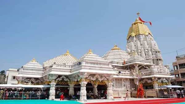 जगातील सर्वात मोठे मंदिर शक्तीपीठ अंबाजी आहे, जिथे भाविक सोन्याचे दान करतात. आतापर्यंत 140 किलो सोन्याचा वापर करून 61 फुटांचे मंदिर बनवण्यात आले आहे.