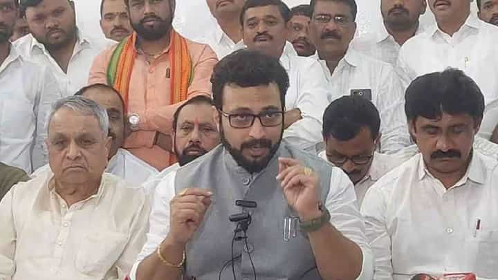 कांद्याप्रकरणी राज्यातील मंत्री लाचार झालेत, खासदार अमोल कोल्हे यांची घणाघाती टीका कांद्याप्रकरणी राज्यातील मंत्री लाचार झालेत, खासदार अमोल कोल्हे यांची घणाघाती टीका