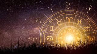 Astrology : शनिची साडेसाती आणि अडिचकीमुळे त्रासले आहात? या गोष्टींनी मिळेल लाभ