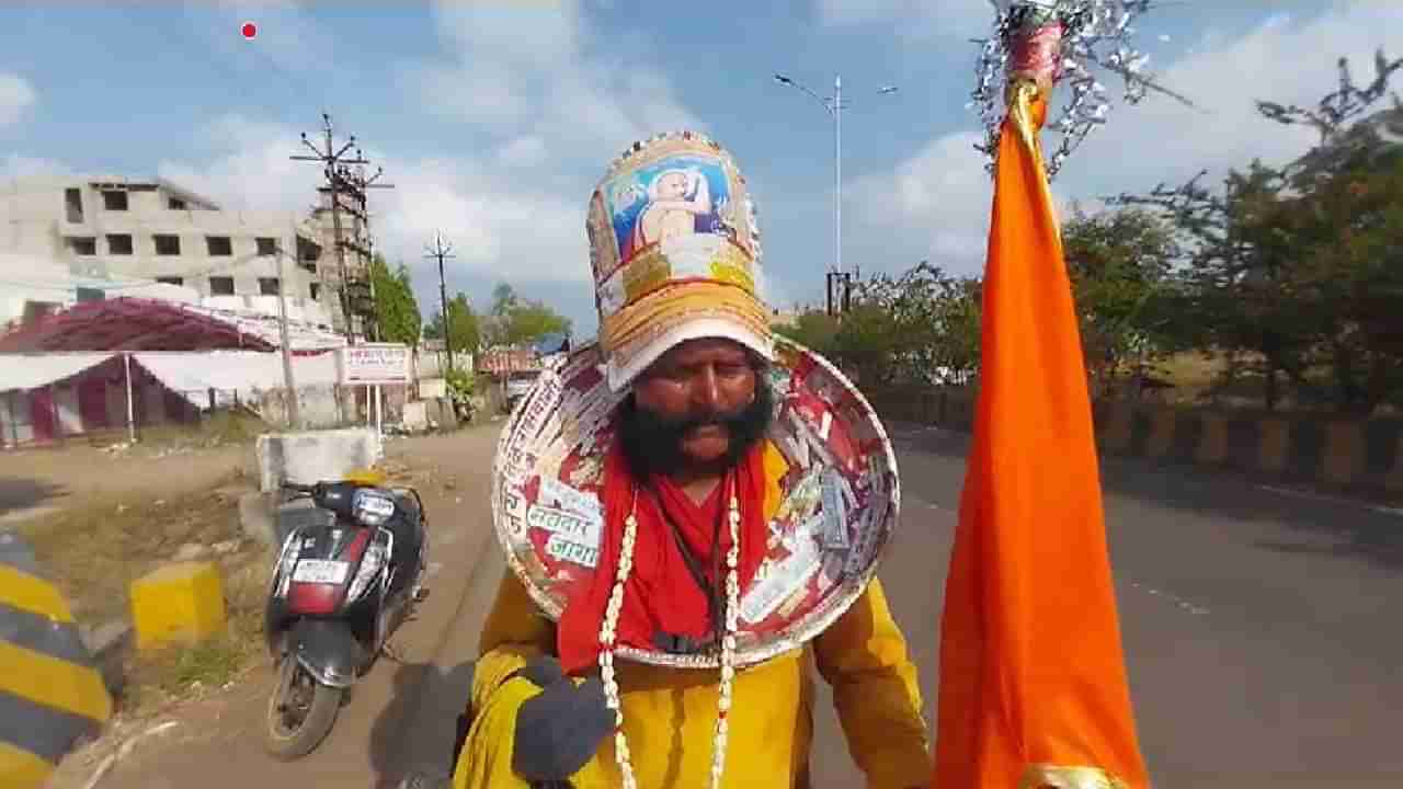 मी उलटे चालतो पण तुम्ही सरळ चाला, उलटे चालत शेगाव गाठणाऱ्या बापूराव यांनी दिला मोलाचा सल्ला