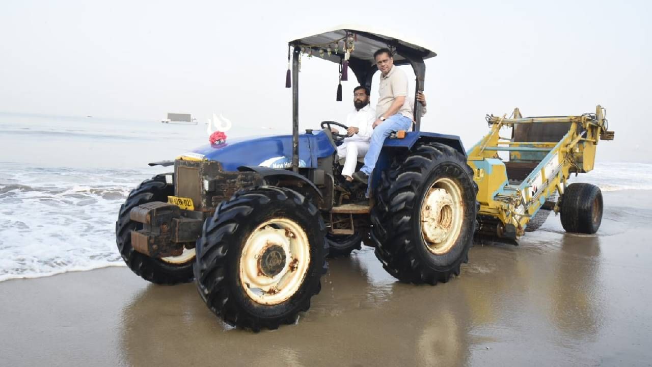 राज्याच्या मुख्यमंत्र्यांना ट्रॅक्टर चालवताना पाहाताना लोकांना कमालीचे आश्चर्य वाटले.