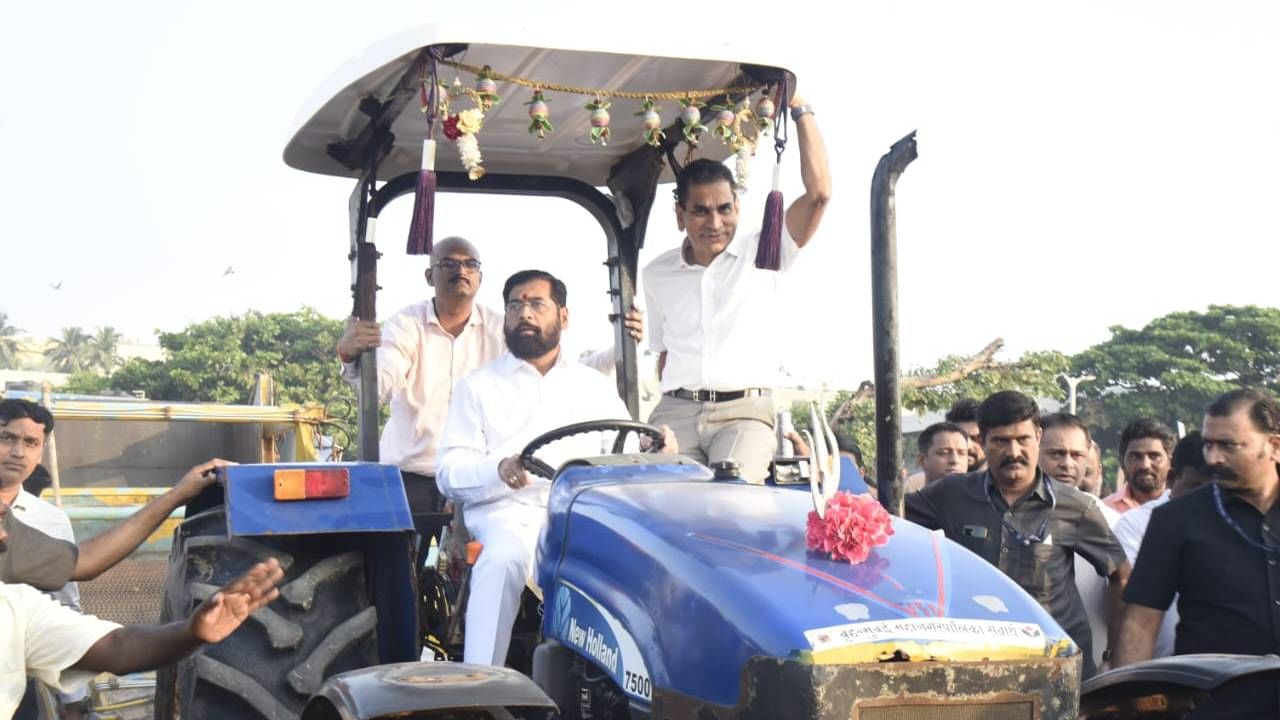 मुख्यमंत्री शिंदे यांनी थेट ट्रॅक्टरचं स्टेअरींग हातात घेत जुहू चौपाटीची स्वछता केली.