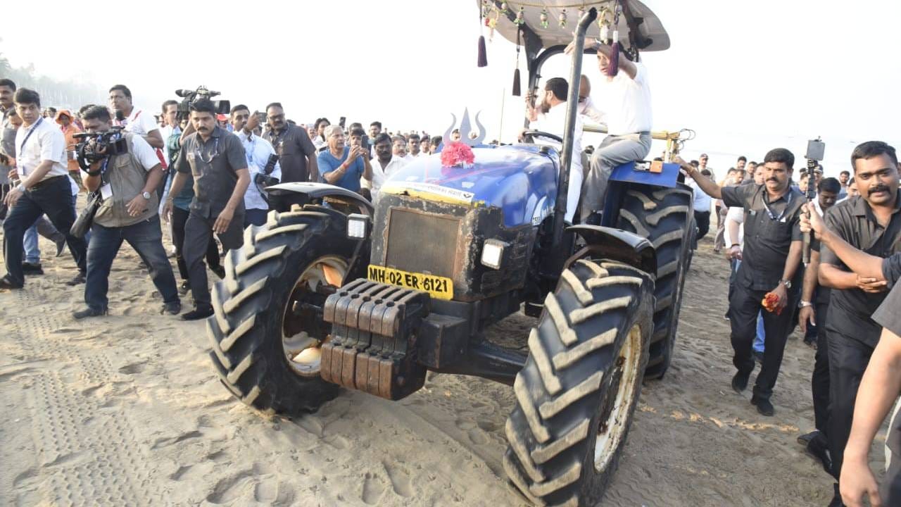 आज मुख्यमंत्र्यानी स्वछता मोहिम राबविली. यावेळी त्यांनी जुहू चौपाटीवर डिप क्लिनींग मशिनला देखील हाताळले.