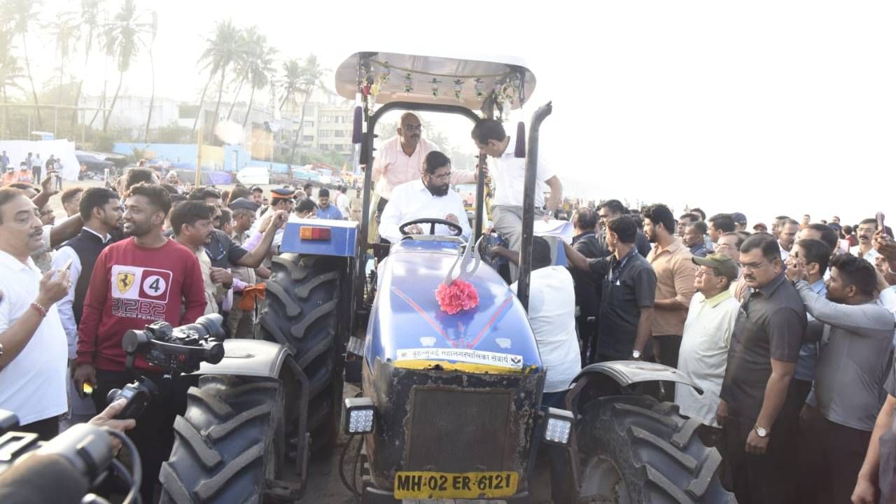 मुख्यमंत्री एकनाथ शिंदे बनले ड्रायव्हर, थेट ट्रॅक्टर चालवलं; फोटो पाहाच