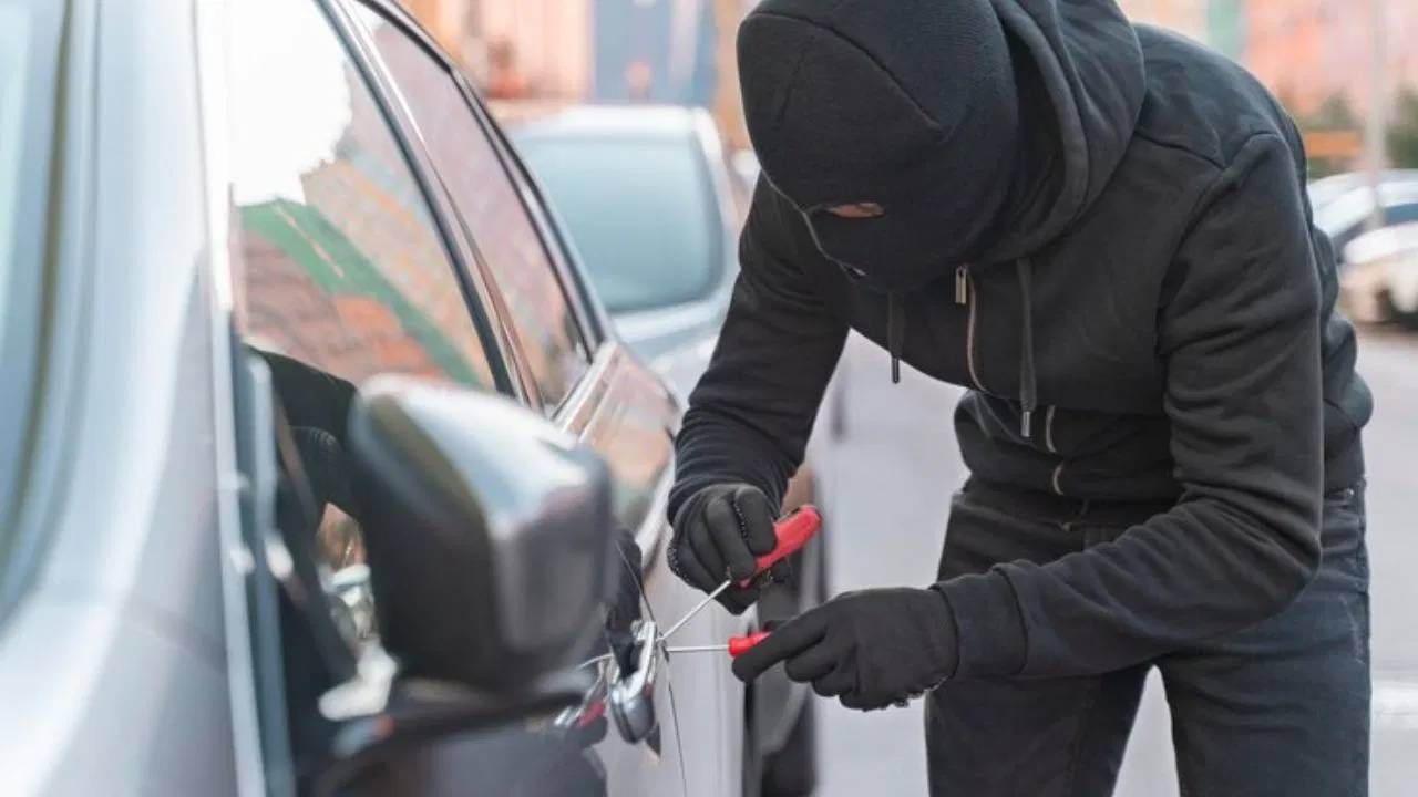 Car theft | कार चोरी झाल्यास 'हा' Insurance प्लान तुमच्या सर्वात जास्त फायद्याचा, जाणून घ्या एकूण खर्च