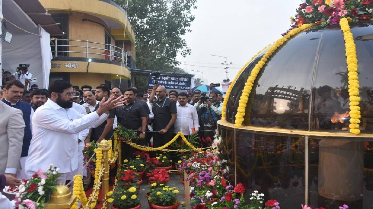 चैत्यभूमीवरील स्मृतीस्थळाला पुष्प अर्पण करून मुख्यमंत्री एकनाथ शिंदे यांनी बाबासाहेबांबद्दल कृतज्ञता व्यक्त केली. 