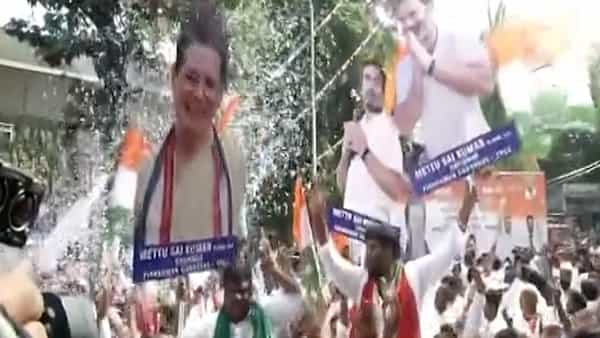 आज सकाळी मतमोजणीला सुरुवात झाल्यानंतर काँग्रेस आघाडीवर असल्याचं दिसत होतं. तेव्हा काँग्रेसच्या नेत्यांनी आणि कार्यकर्त्यांनी जल्लोष केला.