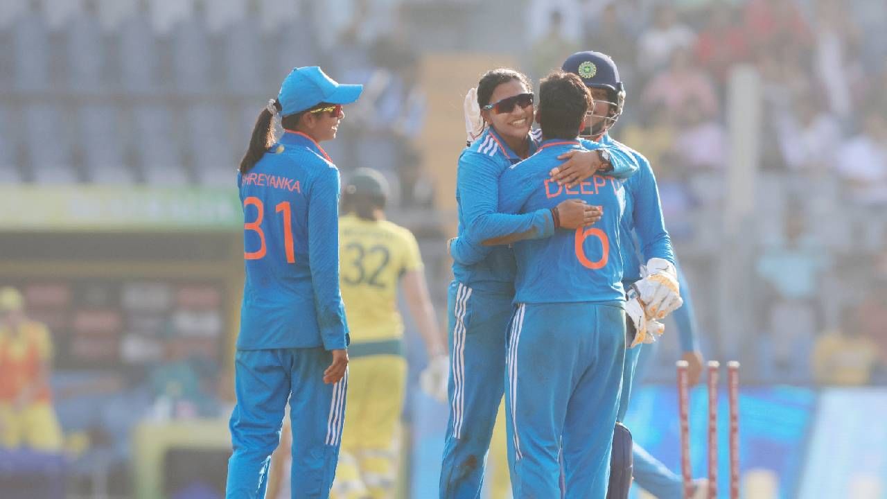 INDW vs AUSW 2nd ODI | टीम इंडियाने ऑस्ट्रेलियाला रोखलं, जिंकण्यासाठी इतक्या धावांचं आव्हान; दीप्ती शर्माचा पंजा