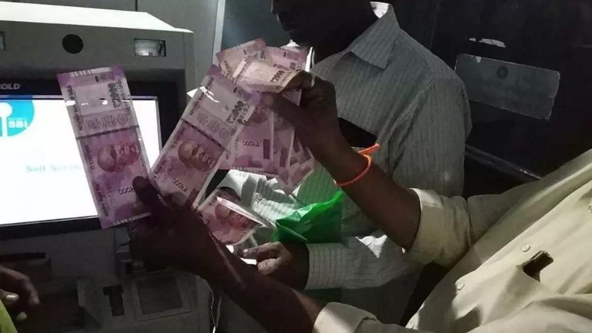 एटीएममधून फाटलेल्या नोटा मिळाल्या, तर त्या बदलून मिळतात का? काय आहेत नियम एटीएममधून फाटलेल्या नोटा मिळाल्या, तर त्या बदलून मिळतात का? काय आहेत नियम