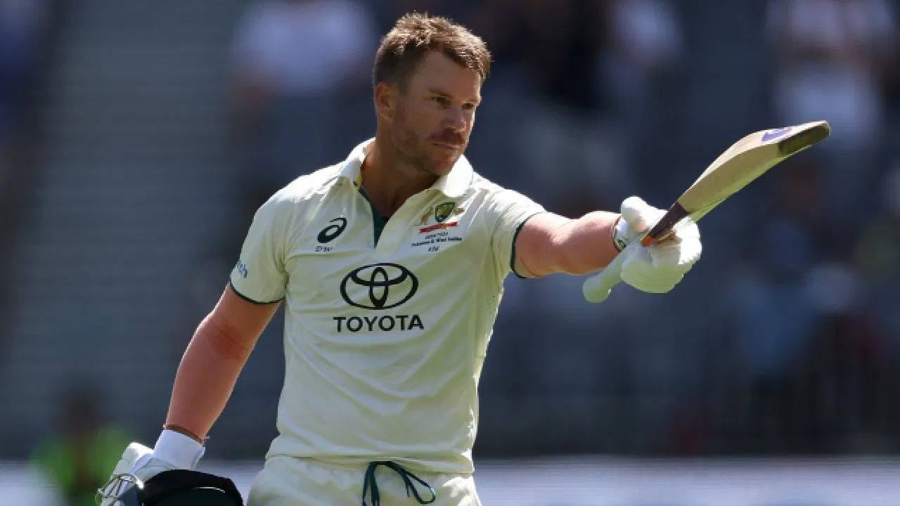 डेविड वॉर्नर आणि उस्मान ख्वाजा यांनी ऑस्ट्रेलियाला चांगली सुरुवात करून दिली. पहिल्या गड्यासाठी दोघांनी 90 धावांची भागीदारी केली. पण 38 धावांवर असताना वॉर्नर बाद होत तंबूत परतला.