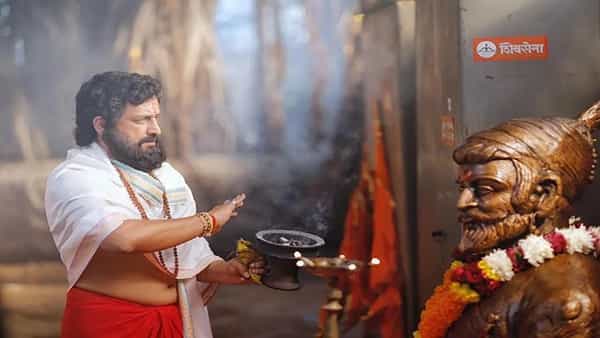 'धर्मवीर 2' सिनेमाचे निर्माते मंगेश देसाई यांनी अभिनेते प्रसाद ओक यांचे काही फोटो इन्स्टाग्रामवर पोस्ट केले आहेत. सध्या सर्वत्र फक्त आणि फक्त मंगेश देसाई यांच्या सोशल मीडिया पोस्टची चर्चा रंगली आहे. 'असा हा ''धर्मवीर''.... तीच करारी नजर आणि तोच करारी बाणा...' असं मंगेश देसाई यांनी कॅप्शनमध्ये लिहिलं आहेय