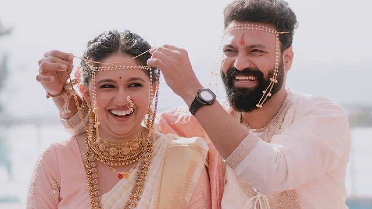 'माझा होशील ना' या मालिकेतून घराघरात पोहोचलेली अभिनेत्री गौतमी देशपांडे नुकतीच लग्नबंधनात अडकली. स्वानंद तेंडुलकर याच्याशी तिने लग्नगाठ बांधली आहे. या लग्नसोहळ्याचे फोटो तिने सोशल मीडियावर पोस्ट केले आहेत.