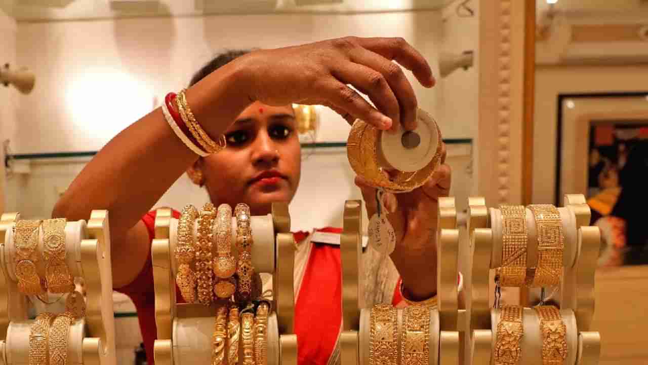 Gold Silver Rate Today : खिशाला कसे परवडणार? काही थांबेना सोने-चांदीची दरवाढ