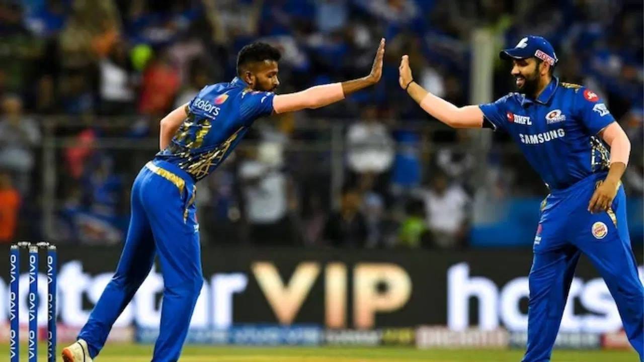 Mumbai Indians | रोहितच्या जागी आलेल्या Hardik pandya एकदम रॉयल, राजासारख स्वागत, VIDEO बघून व्हाल हैराण Mumbai Indians | रोहितच्या जागी आलेल्या Hardik pandya एकदम रॉयल, राजासारख स्वागत, VIDEO बघून व्हाल हैराण