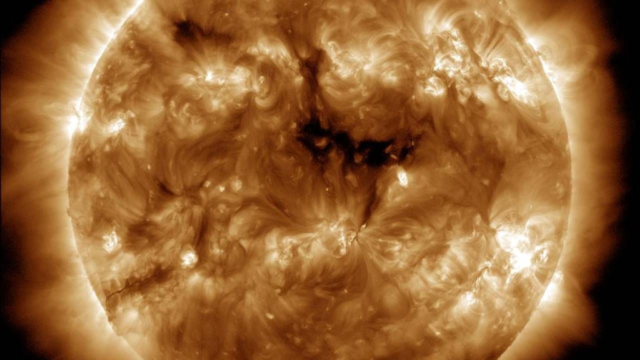 सूर्याला पृथ्वीच्या 60 पट आकाराचे महाकाय भगदाड; हा परिणाम होणार