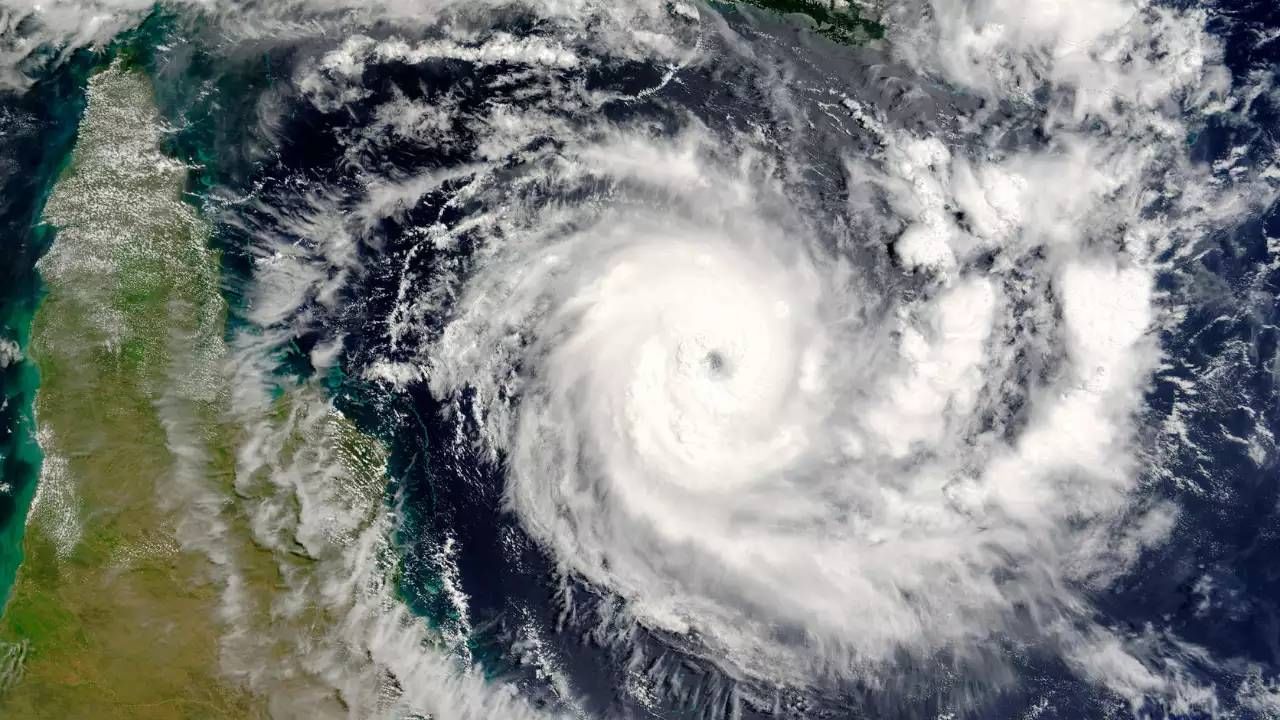 Cyclone Michaung Update :  'मिचौंग' चक्रीवादळ तांडव माजवणार, मुसळधार पावसाचा अंदाज, 118 रेल्वे रद्द