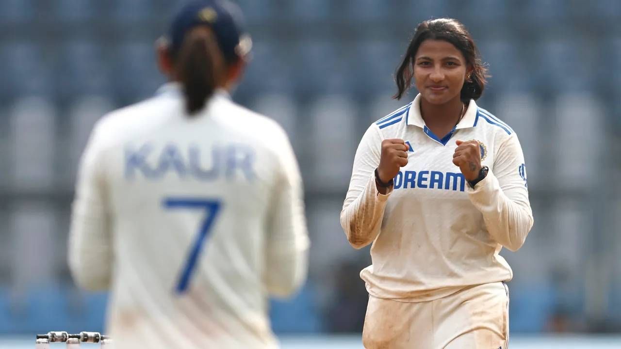 INDW vs AUSW : कसोटीच्या पहिल्या दिवसावर टीम इंडियाचं वर्चस्व, पूजा वस्त्राकर आणि स्नेह राणाची कमाल INDW vs AUSW : कसोटीच्या पहिल्या दिवसावर टीम इंडियाचं वर्चस्व, पूजा वस्त्राकर आणि स्नेह राणाची कमाल