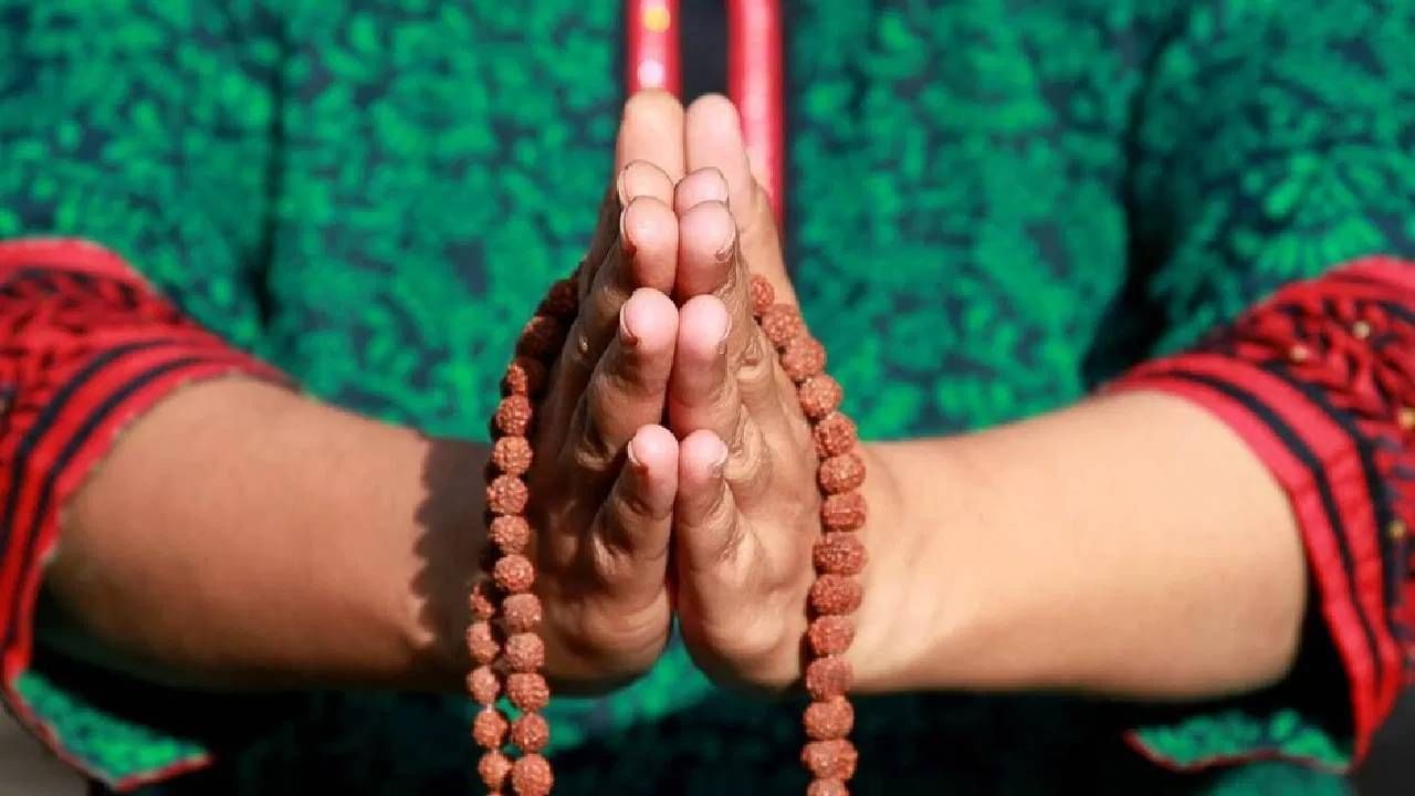 माळ जपताना या चुका अवश्य टाळा, अन्यथा मिळणार नाही पूर्ण फळ माळ जपताना या चुका अवश्य टाळा, अन्यथा मिळणार नाही पूर्ण फळ