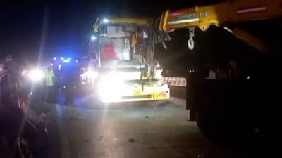 मुंबईवरून कोल्हापूरला जाणाऱ्या खासगी बसचा अपघात; चालकाचा जागीच मृत्यू तर...