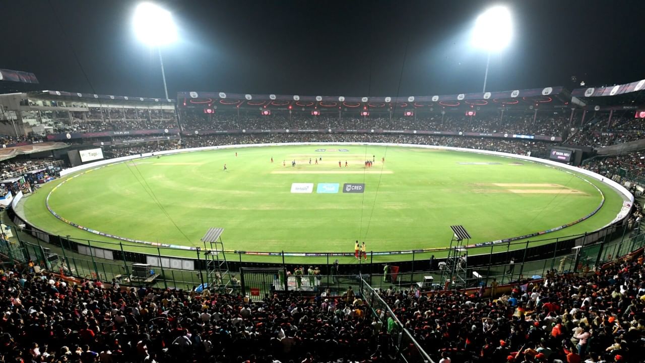 IND vs AUS 5th T20 Pitch Report | गोलंदाज की फलंदाज, बंगळुरुची पिच कोणसाठी फायदेशीर? IND vs AUS 5th T20 Pitch Report | गोलंदाज की फलंदाज, बंगळुरुची पिच कोणसाठी फायदेशीर?