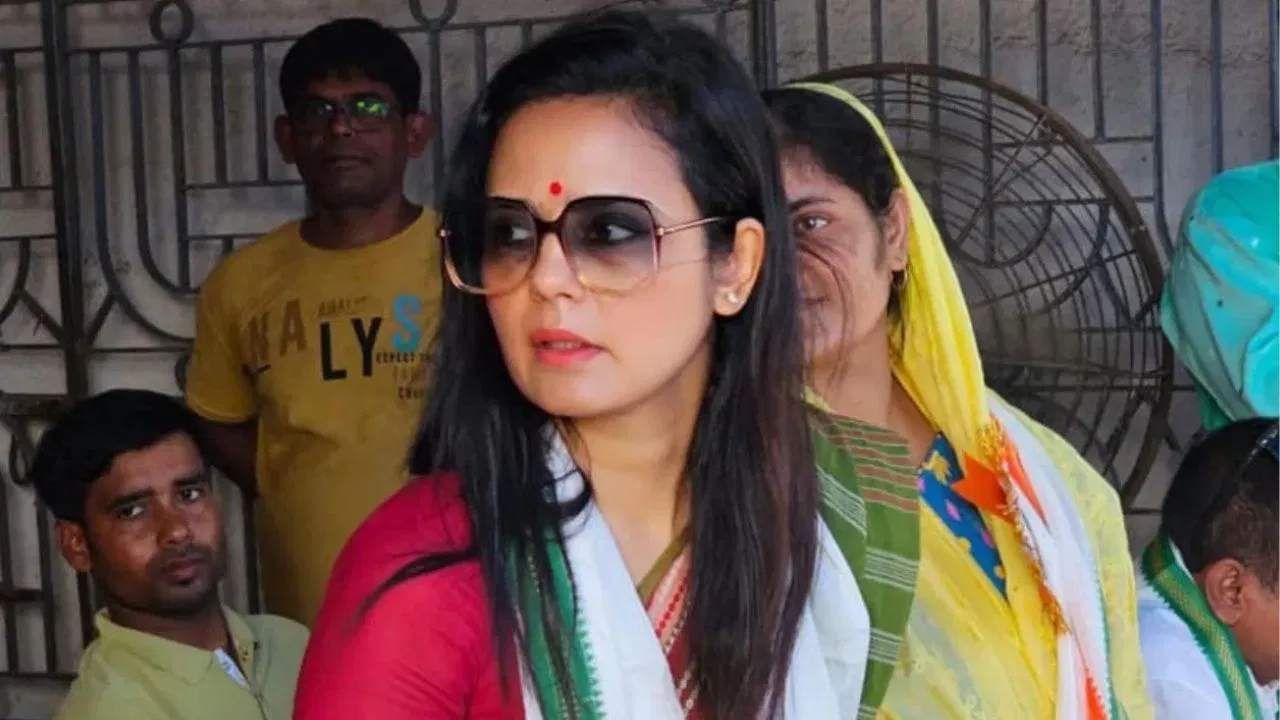 ममता बॅनर्जी यांना सर्वात मोठा धक्का, महुआ मोइत्रा यांची खासदारकी रद्द; काय आहे प्रकरण? ममता बॅनर्जी यांना सर्वात मोठा धक्का, महुआ मोइत्रा यांची खासदारकी रद्द; काय आहे प्रकरण?