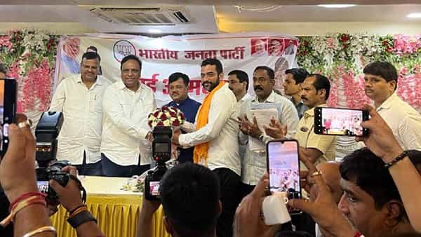 गिरीश गायकवाड, प्रतिनिधी | 05 डिसेंबर 2023 : आगामी लोकसभा निवडणूक आणि विधानसभा निवडणुकीच्या पार्श्वभूमीवर भाजपमध्ये काही पक्षप्रवेश होत आहेत. नुकताच झालेला एक पक्ष प्रवेश सध्या चर्चेत आहे.