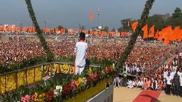 मराठा आंदोलक मनोज जरांगे पाटील यांची परभणीतील सेलू इथं जाहीर सभा झाली. या सभेला मोठ्या संख्येने मराठा बांधव उपस्थित होते. या सभेत बोलताना मनोज जरांगे पाटील यांनी आरक्षणाच्या मुद्द्यावर भाष्य केलं. तसंच सरकारला ललकारलंय.