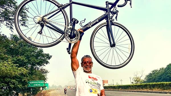 आयर्न मॅन सफारीवर! मिलिंद सोमण पुण्यातून थेट या शहरापर्यंत करणार 600 किमीचा प्रवास