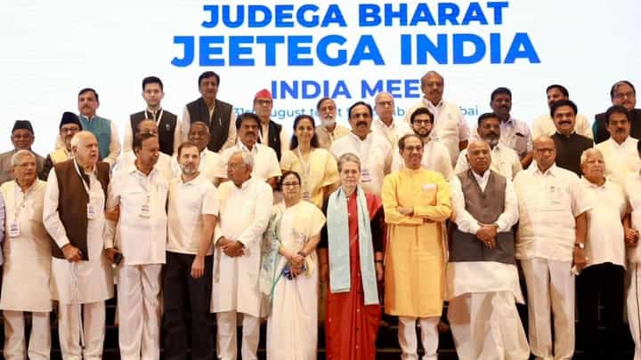 'त्यांची' दुकानं बंद होऊ नये म्हणून इंडिया आघाडी, देवेंद्र फडणवीस यांनी सांगितला विरोधकांचा अजेंडा 'त्यांची' दुकानं बंद होऊ नये म्हणून इंडिया आघाडी, देवेंद्र फडणवीस यांनी सांगितला विरोधकांचा अजेंडा