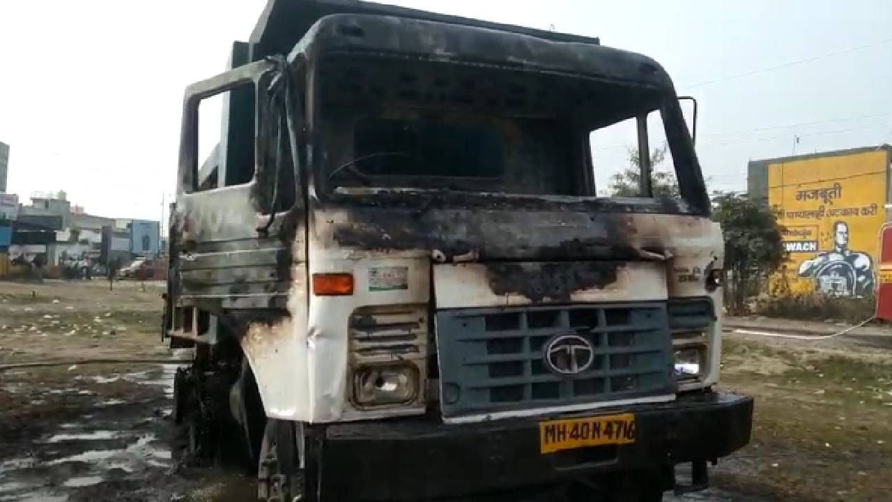 दुचाकीवर निघालेल्या बहीण-भावाला डंपरनं चिरडलं...; भावंडांचा चेंदामेंदा... जागीच मृत्यू दुचाकीवर निघालेल्या बहीण-भावाला डंपरनं चिरडलं...; भावंडांचा चेंदामेंदा... जागीच मृत्यू