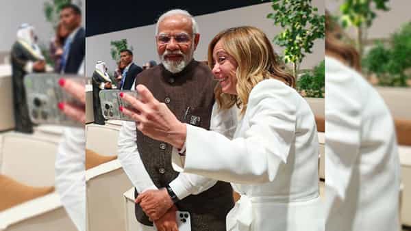 पंतप्रधान नरेंद्र मोदी यांची आणि इटलीच्या पंतप्रधान जॉर्जिया मेलोनी यांची भेट झाली. या भेटीचे फोटो सध्या सोशल मीडियावर ट्रेंडिंग आहेत.