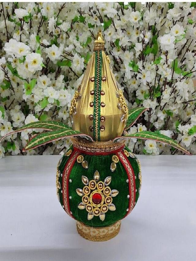 पूजा करताना नारळ फोडणं का शुभ मानतात? पूजा करताना नारळ फोडणं का शुभ मानतात?