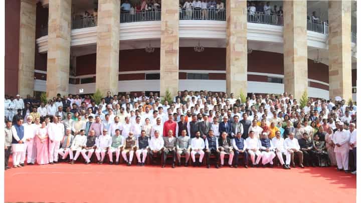 Nagpur Winter Session 2023 : शिंदे सरकारचं शेवटचं अधिवेशन? विधानभवनाच्या पायऱ्यांवरील फोटोसेशनमध्ये कोण-कोण हजर? Nagpur Winter Session 2023 : शिंदे सरकारचं शेवटचं अधिवेशन? विधानभवनाच्या पायऱ्यांवरील फोटोसेशनमध्ये कोण-कोण हजर?