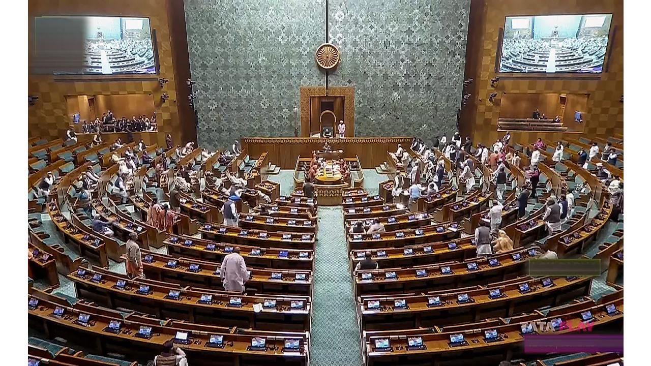 Suspension of MPs in session : इतिहासातील पहिलीच घटना, अधिवेशनकाळात तब्बल 'इतक्या' खासदारांचं निलंबन